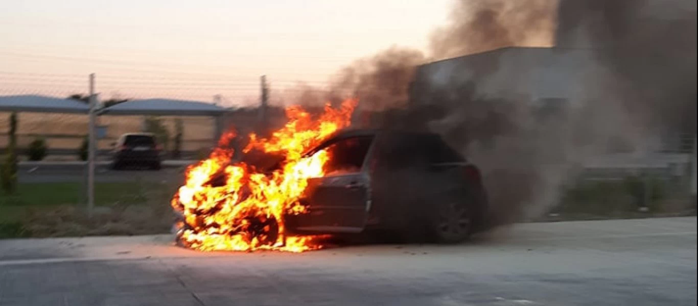 Η στιγμή όπου αυτοκίνητο στα Τρίκαλα τυλίχθηκε στις φλόγες (βίντεο)